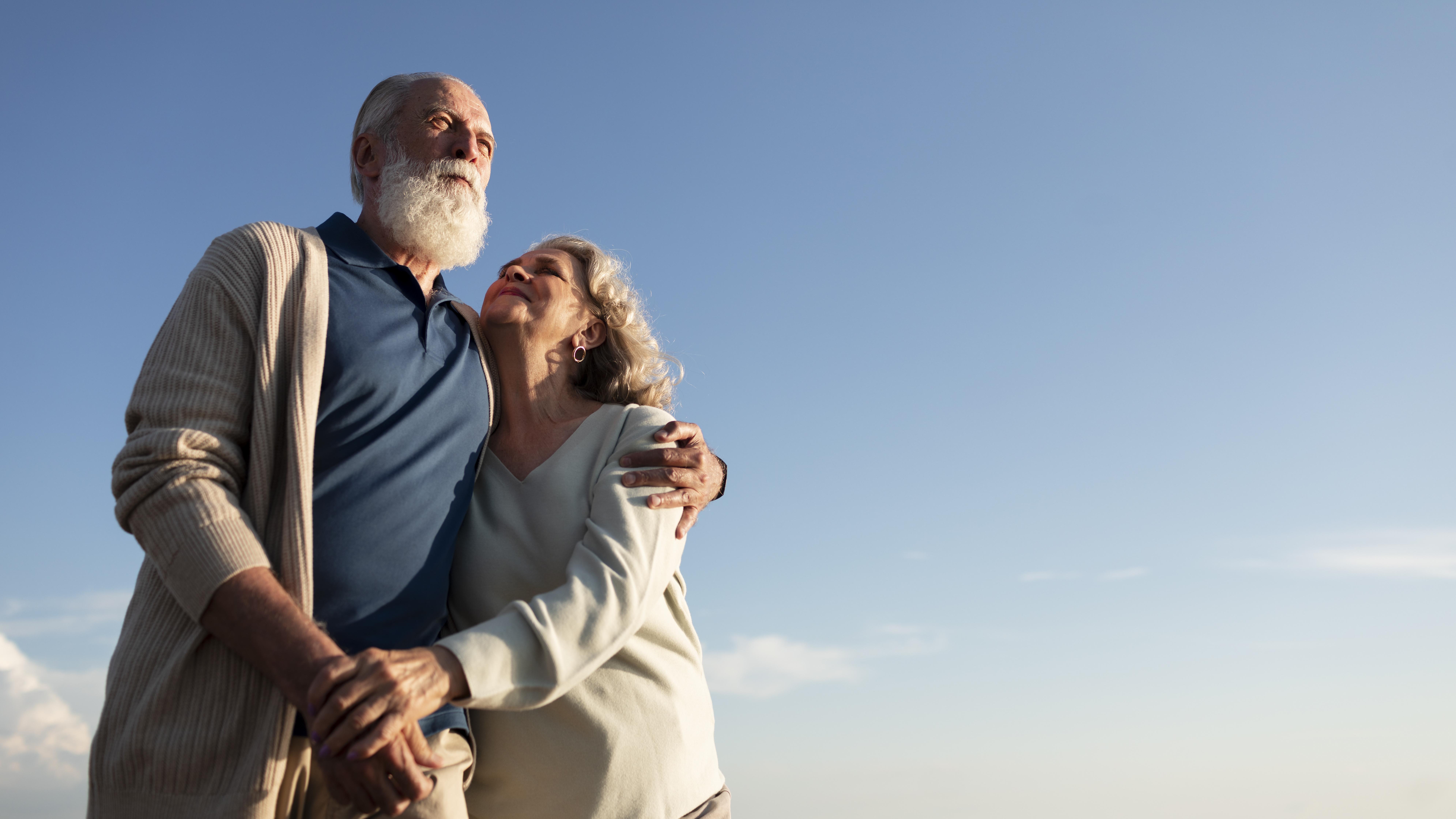 medium-shot-couple-spending-time-nature